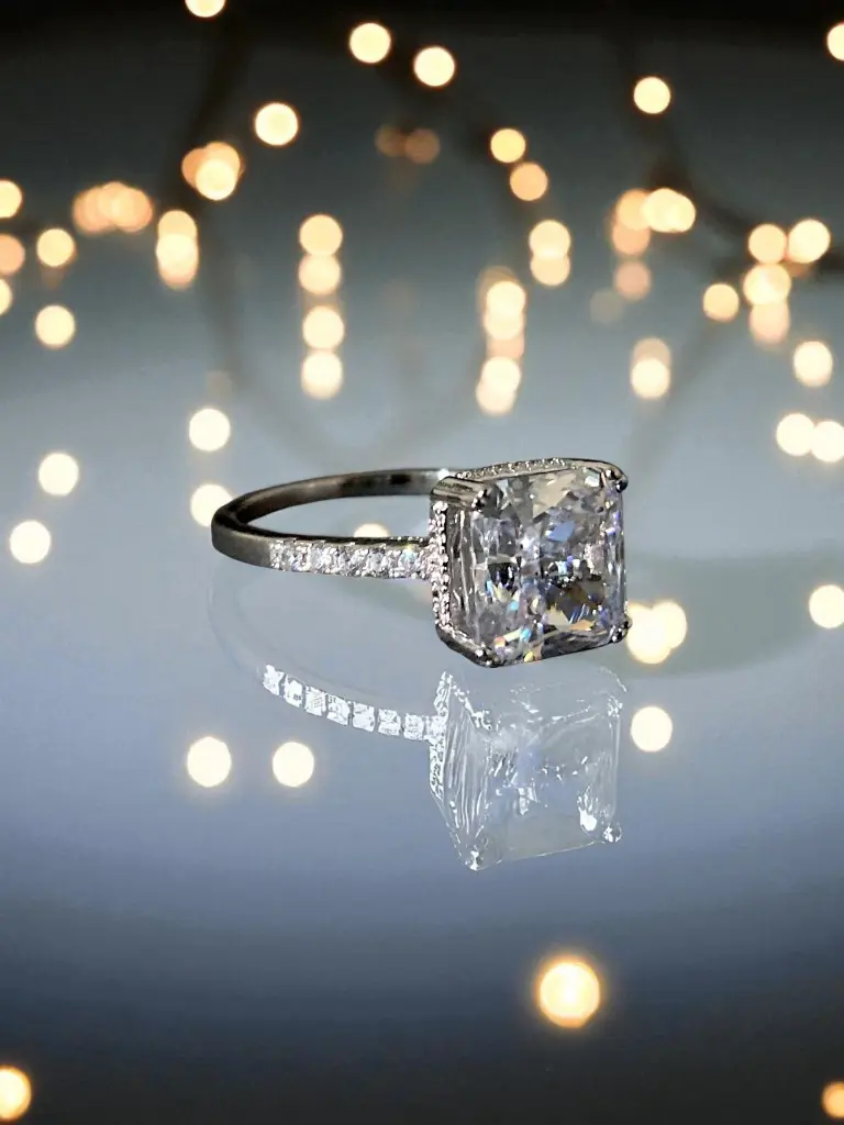 Silver Cubic Solitaire Ring Woman Sideview-Photoroom.webp