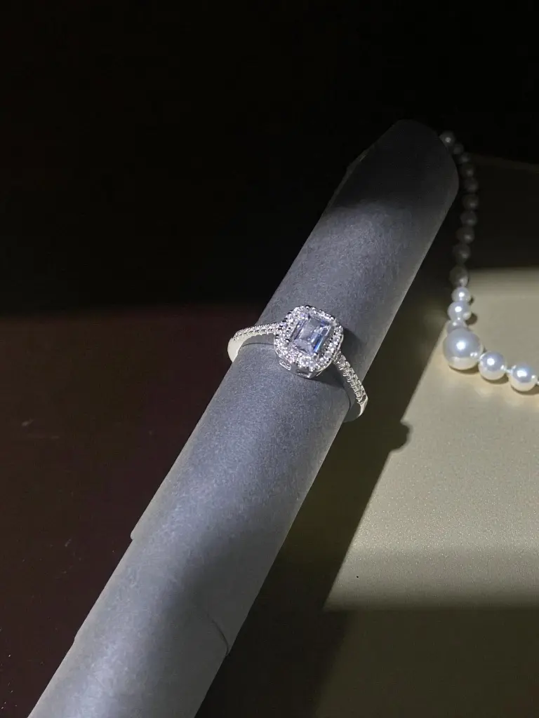 Silver Cubic Solitaire Ring Woman 2-Photoroom.webp