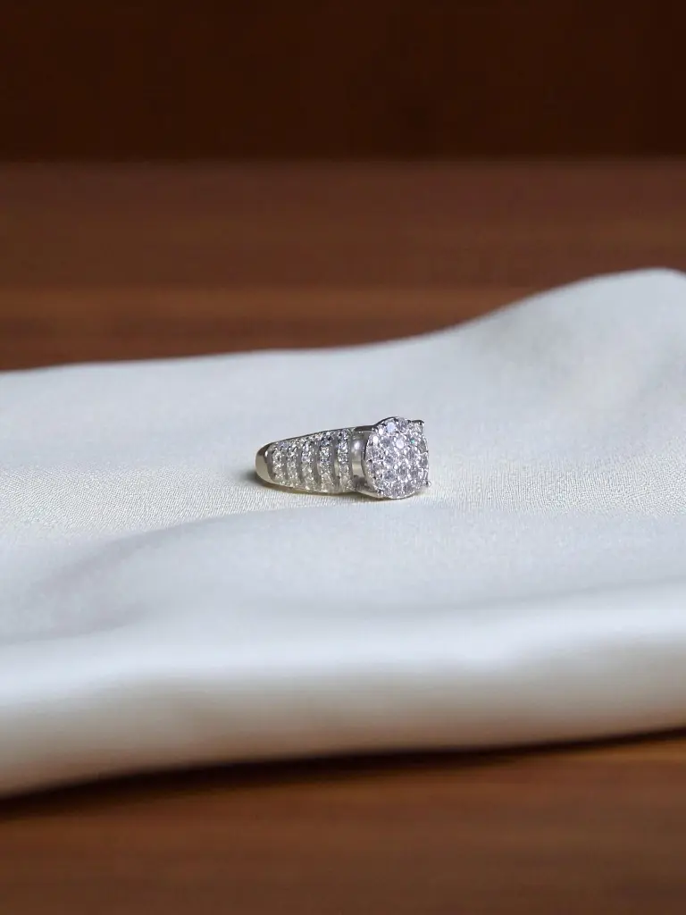 Silver Luxury Diamond Ring Woman 2.webp