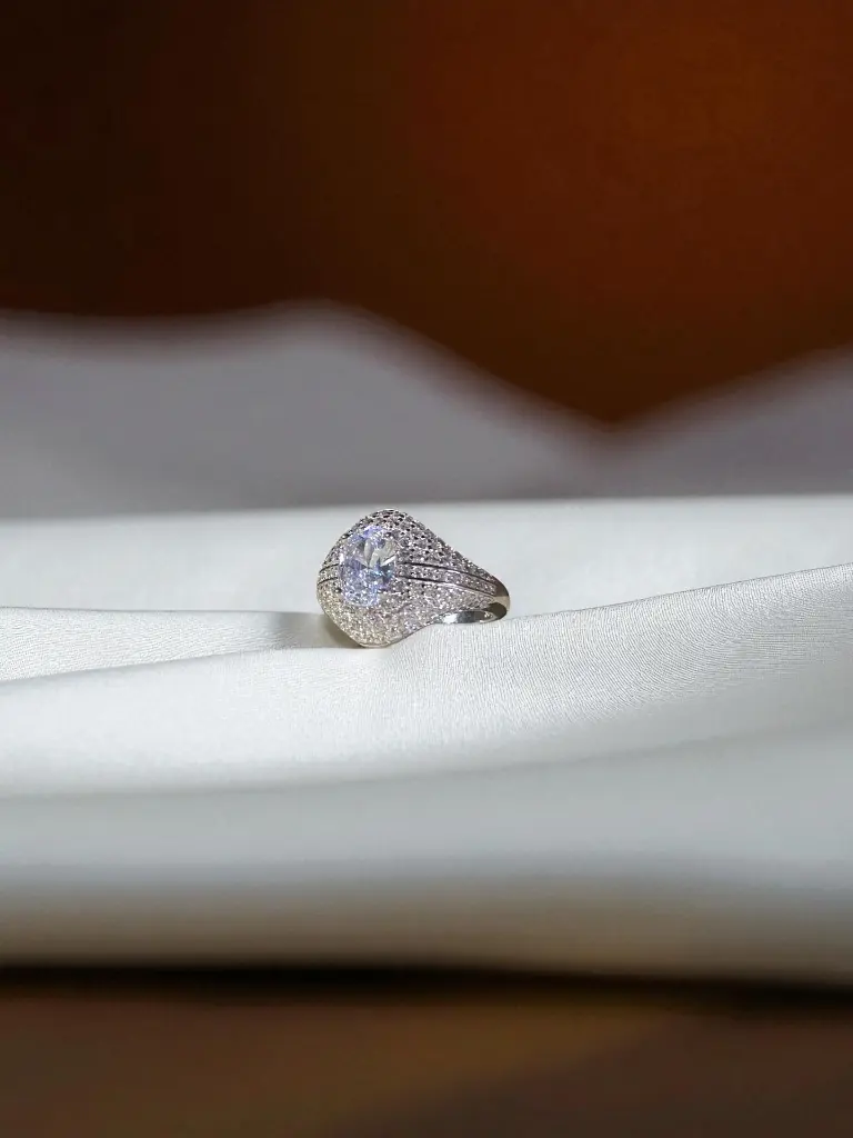 Big Solitaire Ring Woman 1.webp