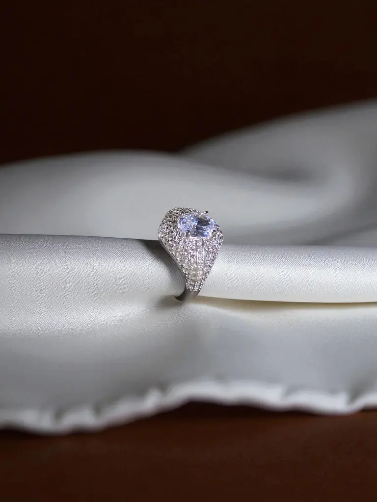 Big Solitaire Ring Woman 2.webp