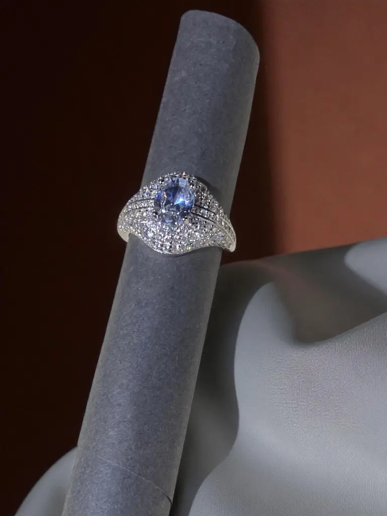 Big Solitaire Ring Woman 3.webp
