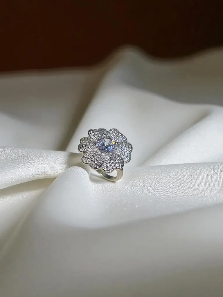 Solitaire Floral Silver Ring Woman 2.webp