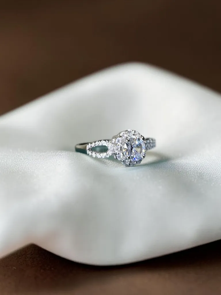 Silver Round Solitaire Ring Woman 1.webp