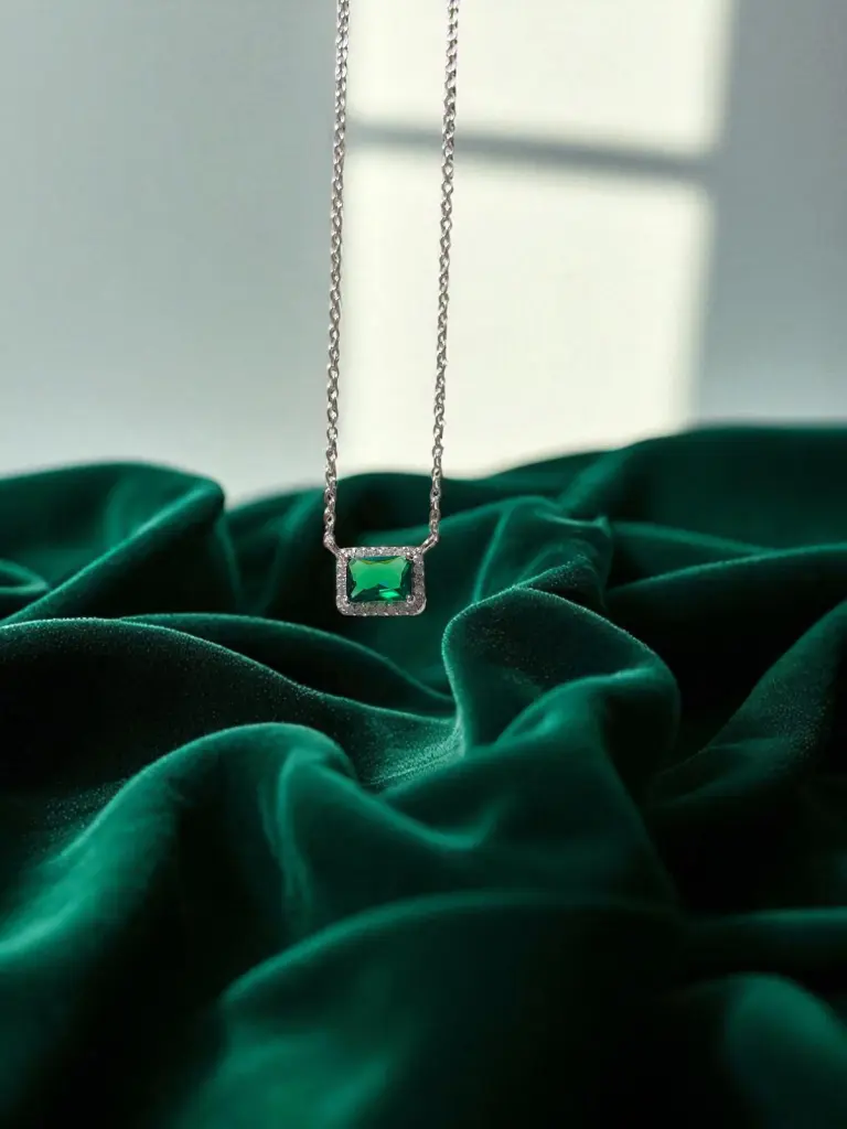 Silver Chain with Pendant – Modern Emerald Glow