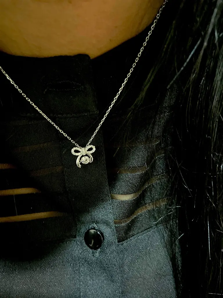 Model Bow chain pendant-Photoroom.webp