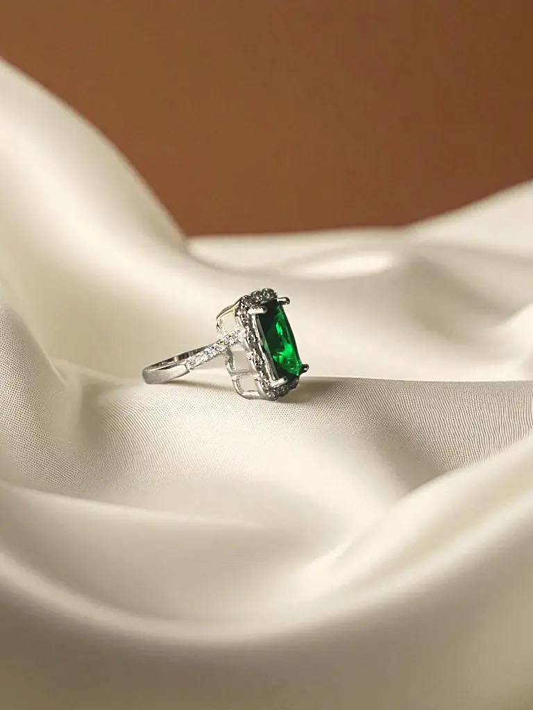 Emrald Ring Side view mockup-Photoroom.webp