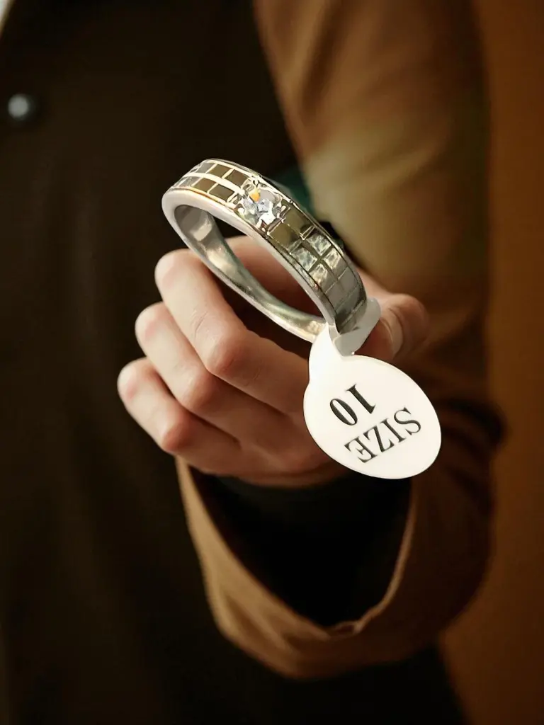 Model Texture Solitaire Band for men-Photoroom.webp