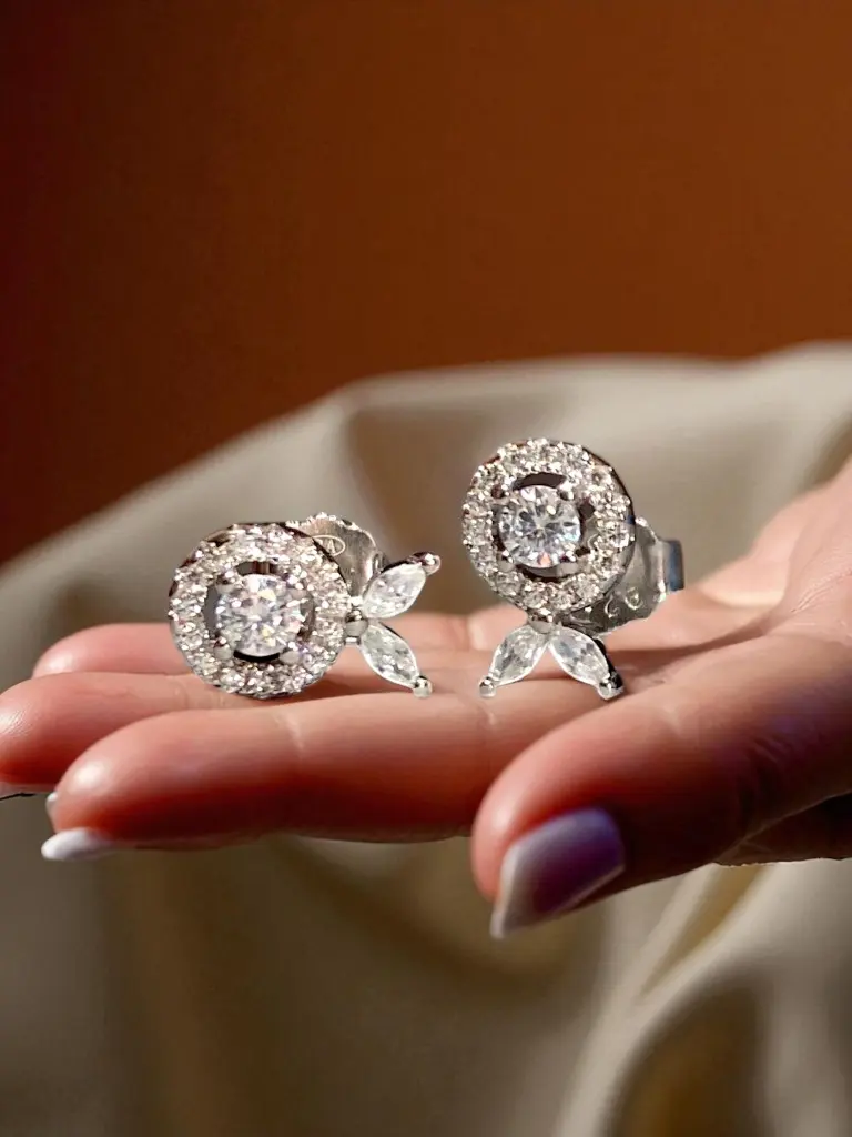 Model Floral Unique Tops-Photoroom.webp