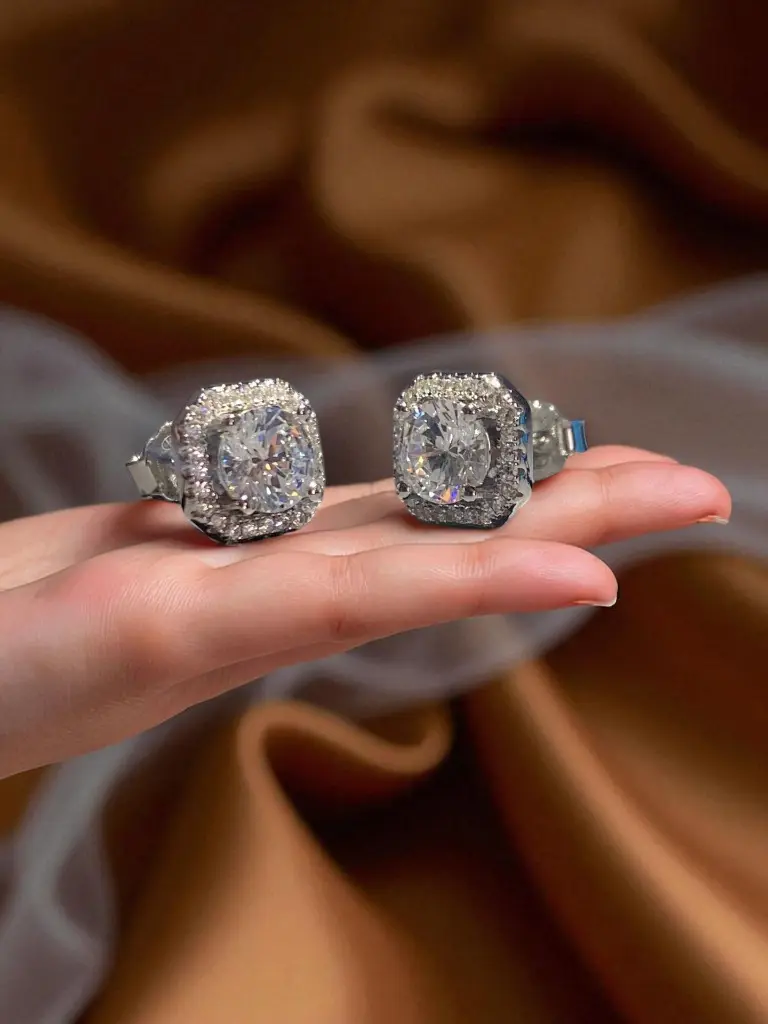 model Square Solitare Tops-Photoroom.webp