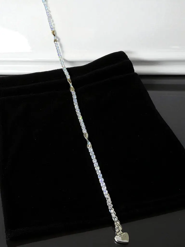 Tennis Bracelet mockup 2-Photoroom.webp