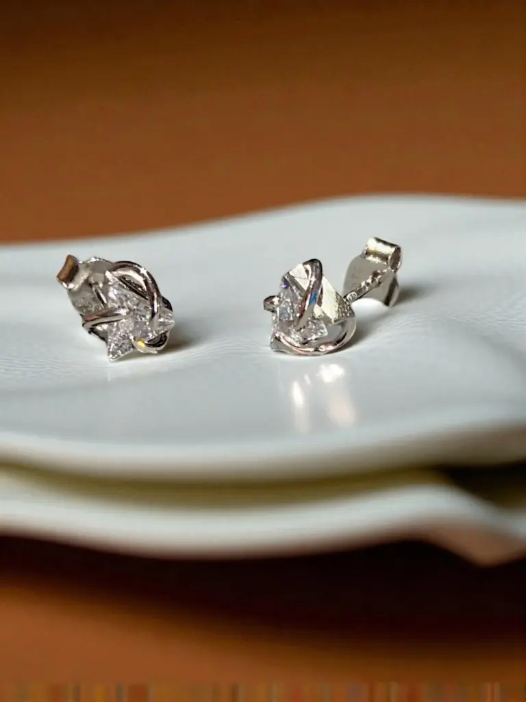 Dainty 925 Triangle Studs – Minimalist Silver Earrings for Woman