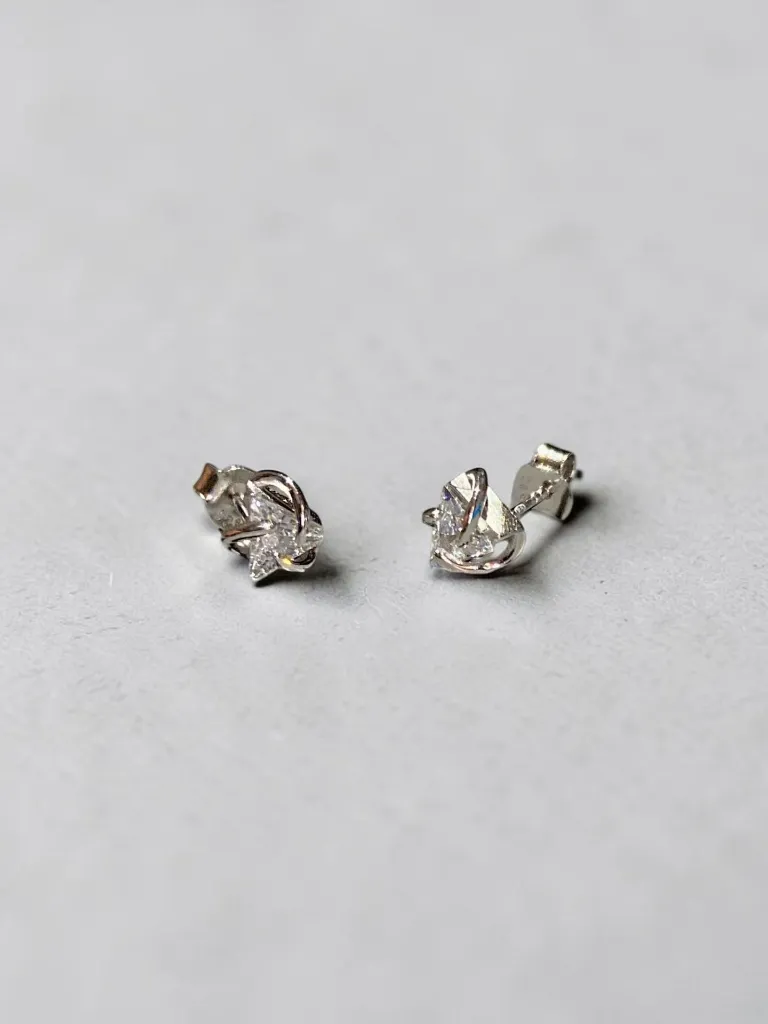 Dainty 925 Triangle Studs – Minimalist Silver Earrings for Woman