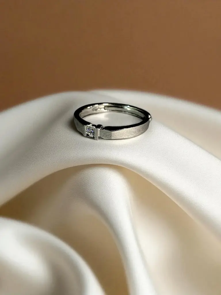 925 Silver Solitaire Ring – Elegant Everyday Wear