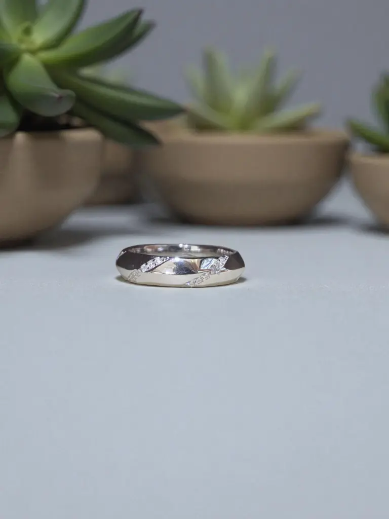 Men’s & Woman’s Silver Band Ring – Elegant Criss-Cut Design