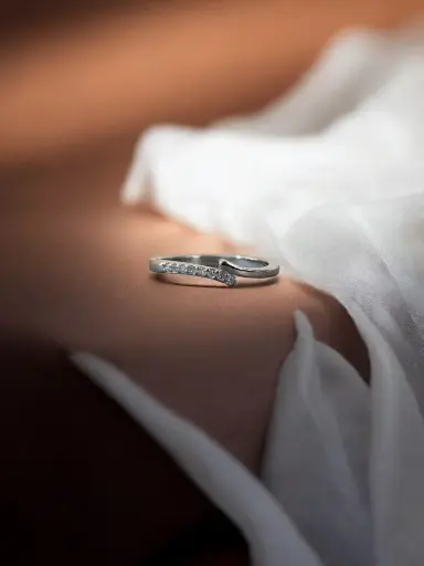Elegant 925 Silver Female Ring – Minimal Curve Design